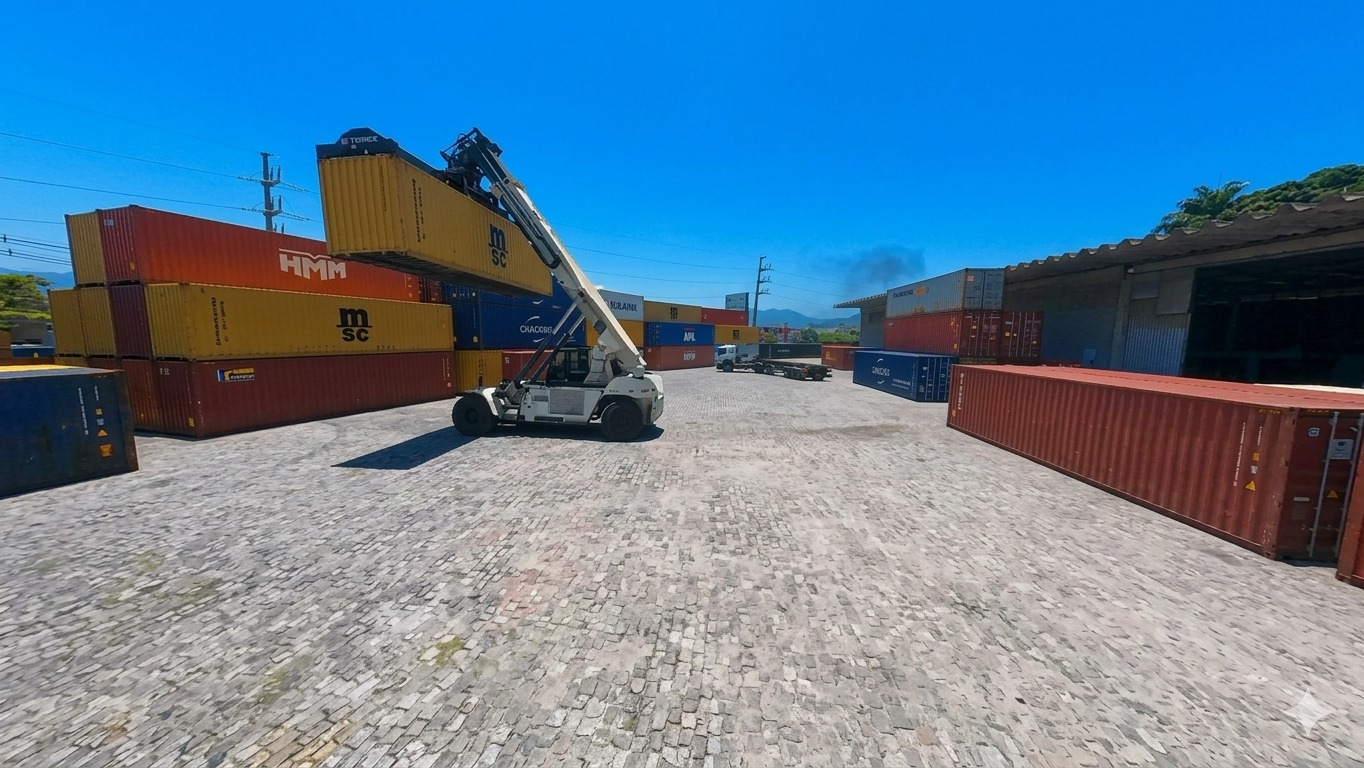 Operação logística na Estrada Transportes